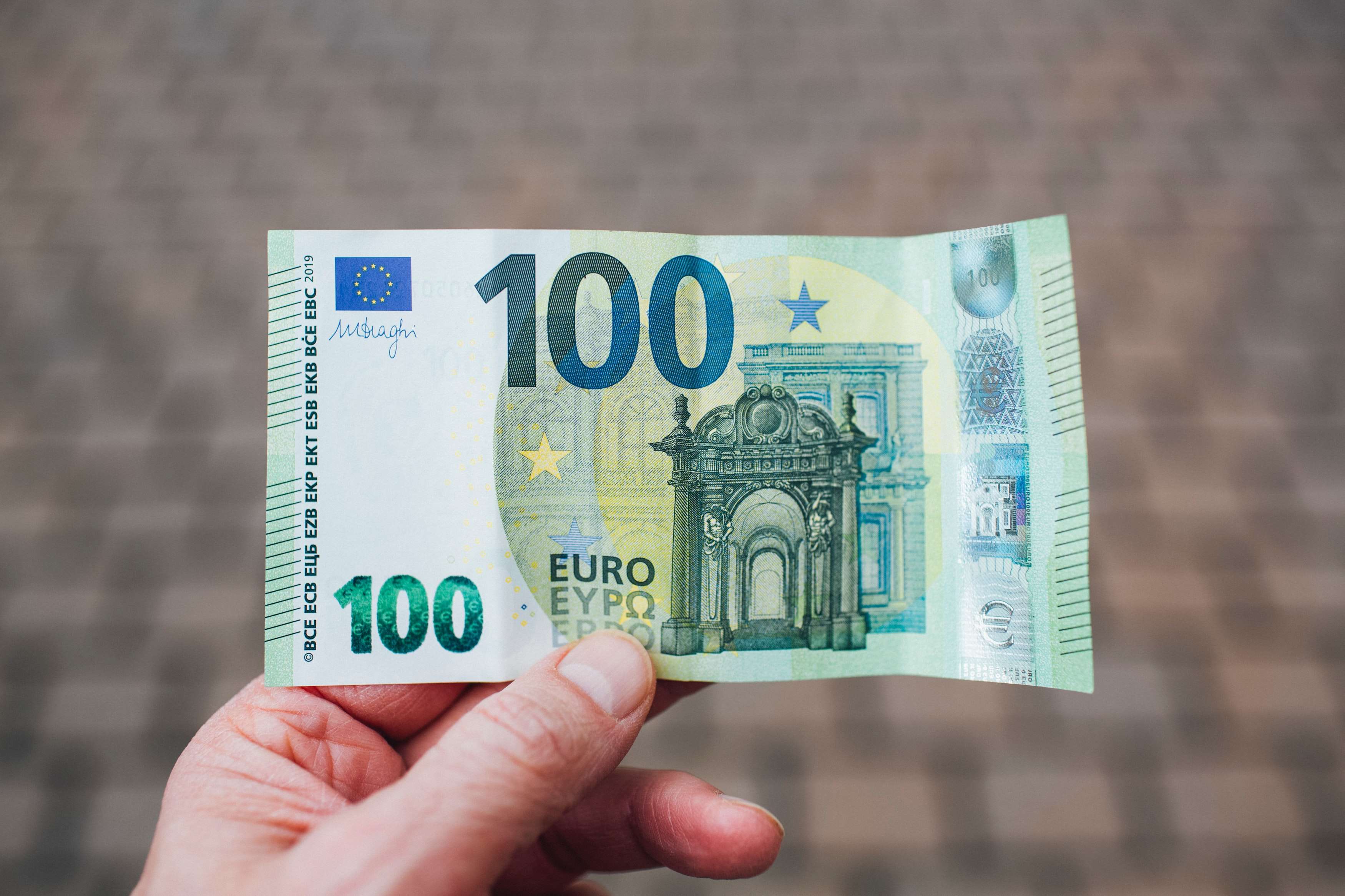 زوج يورو / دولار يتداول عند 0.9750 قبل أن يتراجع إلى منطقة 0.9700